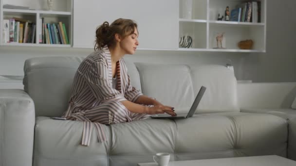 Mulher Trabalhando Casa Pijamas Remotamente Cansado Menina Fechando Laptop Usando — Vídeo de Stock