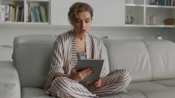Niezdrowa Bizneswoman Pracująca Domu Online Zmęczona Kobieta Dzwoniąca Wideo Tablet — Wideo stockowe