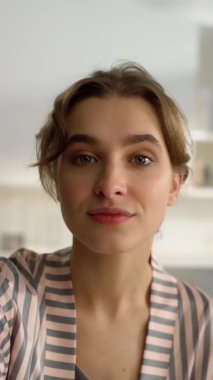 Çekici güzellik blogcusu video görüntülerini kaydediyor. Mutlu kız arayıp evdeki aile dostuna el sallıyor. Karantina zamanında öğrencileri karşılayan gülümseyen öğretmen. Web kamera görüntüsü