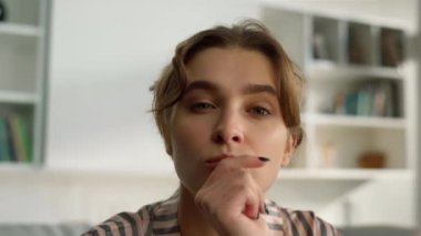 Düşünceli milenyum kızı web kamerasına yakından bakıyor. Oturma odasında Webinar izleyen bir kadın. Başarılı bir iş kadını sorununu evde çözmeyi düşünüyor. Fikir arayan öğrenci sorunu çözüyor