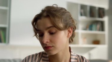Öğrenci Webinar 'ın evini yakından izliyor. Ciddi kız sabah web kamerasına bak. Güzel bir milenyum kadını tek başına ders çalışmayı öğrenir. Gündüz makyajlı çekici bir sarışın. Uzaktan eğitim kavramı