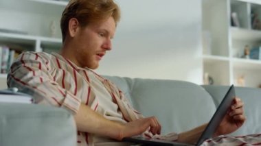 Öğretmenler internet kursuna merkez ofiste başlıyorlar. Gülümseyen adam pijamalarını giyer. Neşeli kızılderili adam müşteriyle uzaktan konuşuyor. Mutlu müdürün sanal takım toplantısı var. 