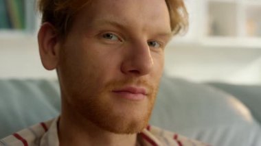 Dalgın adam kameraya yakından bakıyor. Yakışıklı kızıl adam rahat evinde dinleniyor. Pijamayla poz veren kaygısız bir öğrenci. Sabahın tadını çıkarıyor. Sakallı hippi kendine güvenen şirket CEO 'su hafta sonu dinleniyor.