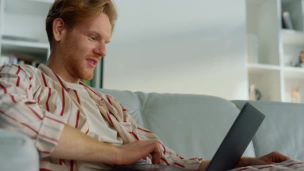 Millennial Falando Line Casa Close Homem Negócios Relaxado Usando Laptop — Vídeo de Stock