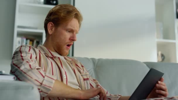 Muž Pracující Laptopu Zívne Při Detailním Záběru Domácí Kanceláře Vedoucí — Stock video