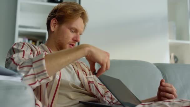 Homem Negócios Cansado Fechando Laptop Close Freelancer Feliz Descansando Depois — Vídeo de Stock