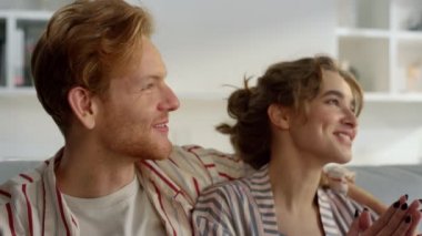 Aşk çifti, taşınma işleminden sonraki sabah evde eğleniyor. Sağlıklı yetişkin ilişkileri. Tatmin olmuş evli insanlar yeni evde birlikte dinleniyorlar. Mutlu kızıl adam gülümseyen eşi kucaklıyor. Huzurlu hafta sonu atmosferi