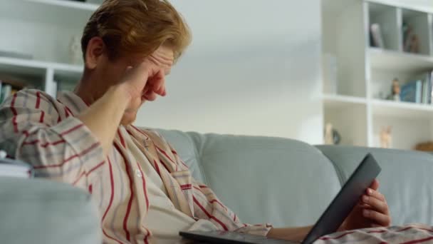 슬펐던 밀레니엄 컴퓨터 사업가는 잠옷을 소파에 있다는 보고를 관심있는 프리랜서 — 비디오