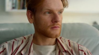 Huzurlu adam pijamalarıyla evinde dinleniyor. Tatmin olmuş kızıl adam haftasonunu oturma odasında televizyon izleyerek geçirecek. Düşünceli yönetici baba hayatı düşünmeyi düşünüyor. Mola veren yakışıklı serbest çalışan.