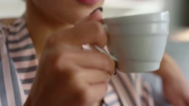 El ele tutuşup kahve fincanını yakın plan çekelim. Rahat kız kanepede sabah içkisinin tadını çıkarıyor. Çekici sarışın eş kahvaltı saatinde sıcak çay tadıyor. Bir yudum alan güzel kadın cennet gibi bir hafta sonu başlıyor.