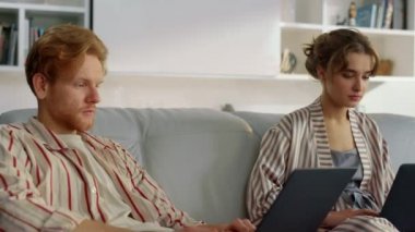 Odaklanmış ekip, uzaktan yakından ev kameraları ile çalışıyor. İki serbest çalışan, pijamalarıyla internet yazıları yazıyorlar. Laptopları daktilo eden kızıl saçlı kadın. Aile ortakları hafta sonu iş birliği yapıyor..