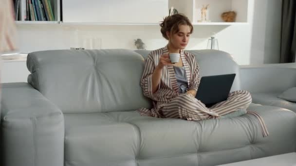 Mädchen Mit Laptop Couch Morgen Freudige Liebhaber Beim Surfen Beobachten — Stockvideo