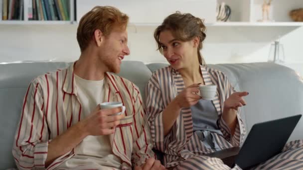 Jeune Couple Profiter Café Sur Canapé Confortable Gros Plan Temps — Video