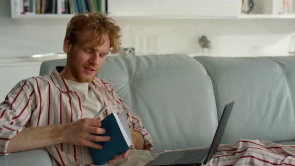 Biznesmen Rozmawiający Laptopem Biurze Czasie Zamknięcia Focused Ginger Freelancer Mają — Wideo stockowe