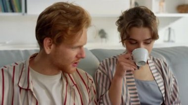 Çay içen mutlu çift hafta sonu tatili kapanışı yapıyor. Sabah aile eğlencesi zamanı. Neşeli ortaklar kahve içip, internette blog izleyerek oturma odasında eğleniyorlar. Gençler filmi tartışıyor.