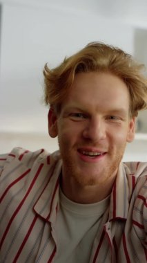 Webcam 'deki adam kamerayla arkadaşlarıyla yakın çekim konuşuyor. Kızıl hippi pijamalarıyla evde sohbet ediyor. Yakışıklı mutlu blogger hafta sonu sabah video kaydını yayınlıyor. Heyecanlı adam sanal randevudan hoşlanıyor