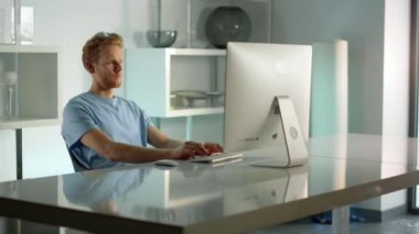 Yönetici merkez ofisteki bilgisayarı kontrol ediyor. Freelancer uzak işyerindeki verileri analiz ediyor. Odaklanmış kızıl saçlı adam hafta sonları fazla mesai yapıyor. Düşünceli işadamı e-posta gönderdi
