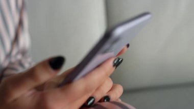 Evde cep telefonu kullanan yeni yetme biri. Sosyal medyada kanepede dinlenen bir kız. Bilinmeyen yönetici serbest çalışan akıllı telefondan portföy e-postalarına bakıyor. İş kadını web 'i kaydırıyor