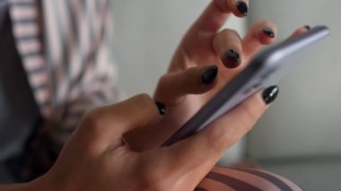 Gadget kullanıcısı akıllı telefonu yakın planda tutuyor. Pijamayla sosyal medyayı kontrol eden bir kız. Tanınmayan iş kadını kanepe evinde dinlenirken cep telefonuna dokunuyor. Çevrimiçi alışveriş kavramı