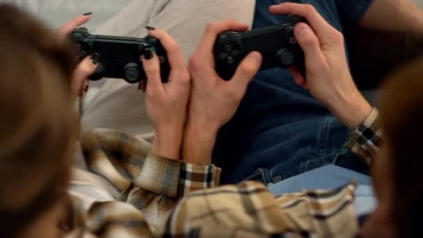 Pár Rukou Pomocí Joysticků Blízkosti Domova Lidi Baví Hraním Videohry — Stock video