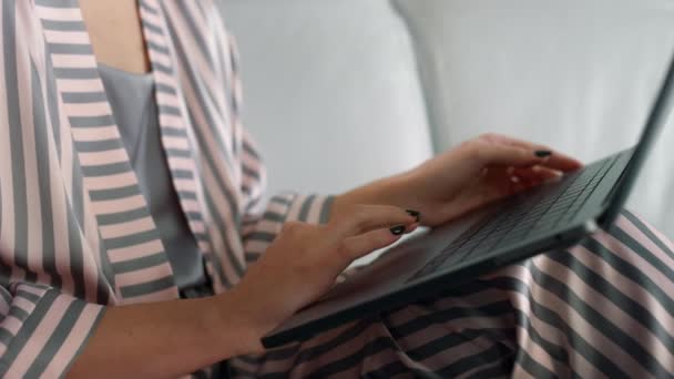 Estudante Usando Laptop Pad Navegando Internet Mãos Gerente Trabalham Computador — Vídeo de Stock