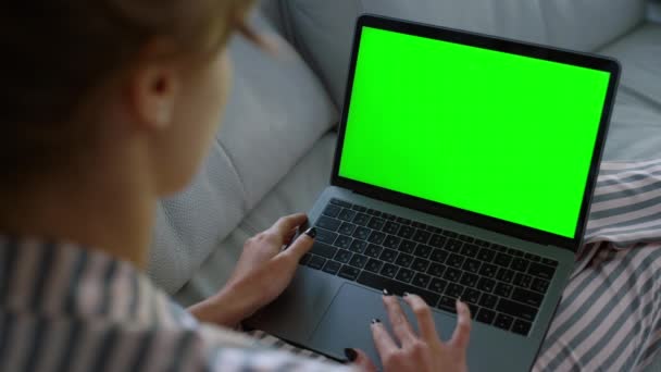 Žena Mávající Zeleným Laptopem Doma Student Natáčí Rodinný Víkend Neznámá — Stock video