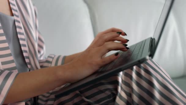 Vrouw Handen Met Laptop Computer Thuis Meisje Winkelt Online Pyjama — Stockvideo