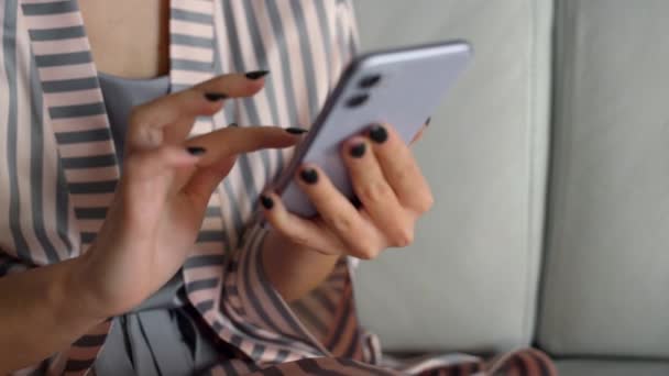 Flicka Hålla Smartphone Shopping Nätet Händerna Rör Gadget Hemma Närbild — Stockvideo