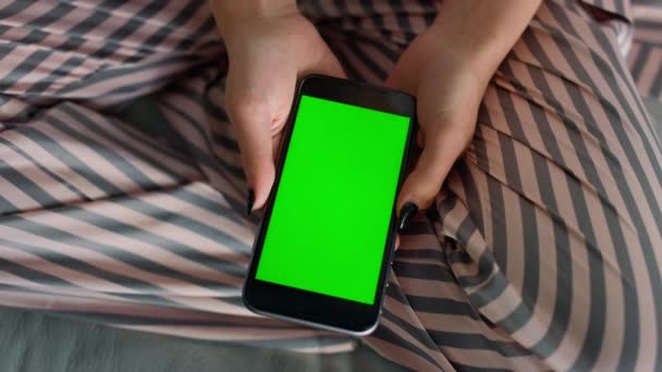 Meisje Met Groene Mobiel Handen Close Tiener Horloge Online Blogs — Stockvideo