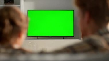 Karım yeşil ekran kanal değiştiriyor. Aile rutin izleme programları. Tanımlanamayan arkadaşlar düz ekran maketinde uzaktan kumandalı platform filmi seçiyorlar. Hafta sonu tatili.