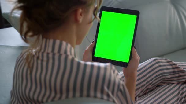 Fille Utilisant Tablette Verte Reposant Sur Canapé Gros Plan Femme — Video