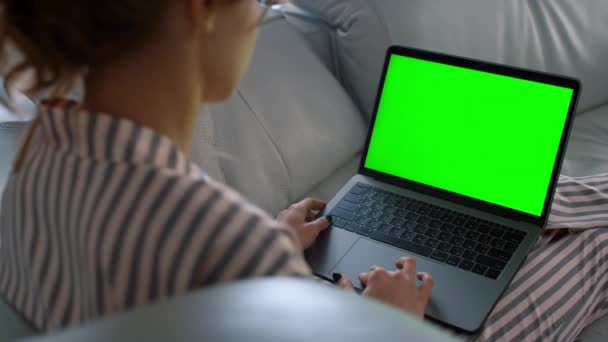 Frau Mit Grünem Bildschirm Laptop Entfernten Arbeitsplatz Nahaufnahme Mädchen Surfen — Stockvideo