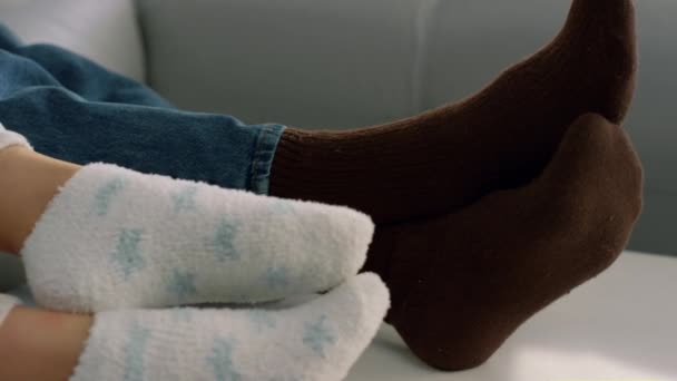 Пара Шкарпетках Ноги Крупним Планом Грайливий Чоловік Який Дивиться Телевізор — стокове відео