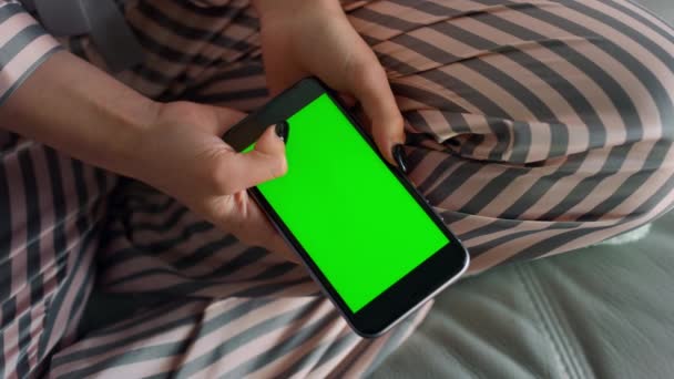 Hipster Hände Scrollen Grüne Smartphone Bildschirme Nahaufnahme Mädchen Ruhen Auf — Stockvideo