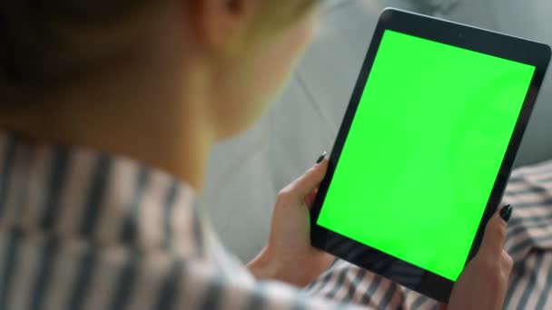 Meisje Roept Chroma Tablet Close Onherkende Vrouw Praat Vriend Bank — Stockvideo