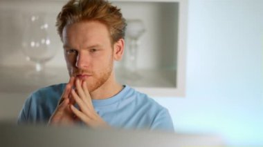 Masaüstü bilgisayarında çalışan düşünceli bir iş adamı eve karar veriyor. Dalgın kızıl saçlı adam ekran üzerinde kafa yoran bir soru sordu. Yönetici sorun verilerini analiz ediyor. Sorun çözme kavramı.