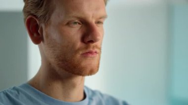 İş analisti veri raporlarını kontrol ediyor. Şaşırtıcı yönetici hata buldu. Odaklanmış, kendine güvenen, bilgi analizi yapan bir ofis çalışanı. Düşünceli öğrenci yalnız çalışıyor..