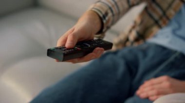 Kapalı el kameraları evde dinleniyor. Kanepede tek başına televizyon izleyen bir adam. Tanımlanamayan kişi oturma odasında uzaktan kumanda değiştiriyor. Bilinmeyen adam hafta sonu programlarının keyfini çıkarıyor.