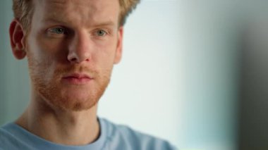 Ciddi adam monitöre bakıyor. Hafta sonu internette blog izliyor. Yakın plan. Evde kızıl sakallı adamın çalışmasına şaşırdım. Freelancer yöneticisi e-posta haberlerini okuyor. Kızıl Kafa başlangıç geliştirici kavramı