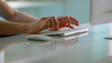 Gazeteci elleri ofiste yazı yazıyor. Yakın çekim. Bilinmeyen bir adam uzak bir iş yerinde bilgisayar yazıp e-posta yazıyor. Freelancer mesaj yazma kablosuz klavye kullanıyor. Tanınmayan yönetici projeye hazırlanıyor.