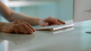 Ofis masasında elleri kaydıran fare. İşçi kablosuz cihaz kullanıyor. Masaüstü bilgisayarında çalışan tanınmamış serbest çalışan bir adam iş yerinde internet taraması yapıyor. Uygulama kullanıcı arama bilgi kavramı