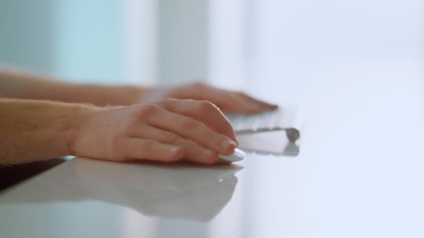 Εργάτης Χέρια Κρατώντας Ποντίκι Χρησιμοποιώντας Ασύρματη Συσκευή Στο Φωτεινό Κοντινό — Αρχείο Βίντεο