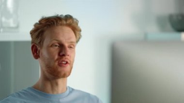 Freelancer 'ın iş görüşmesi yakın planda. Odaklanmış yöneticinin ofisteki ekiple görüntülü görüşmesi var. Gülümseyen işçi müşteriyle online konferans projesini tartışırken eğleniyor. Neşeli adam sohbet arkadaşları