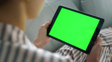 Elinde pijamayla dinlenen biri var. Yakın plan. Sabah keyfi vakti. Tanınmayan yaratıcı tasarımcı hafta sonu evde krom anahtar ekranını kontrol ediyor. Kız izleme çevrimiçi yayın hizmeti günlüğü