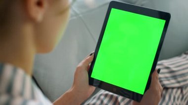 Evinde elinde tablet bilgisayar tutan bir kadın var. Öğrenci hafta sonları online blog izleme platformu kuruyor. Tanınmayan yönetici kanepede antrenman derslerinin tadını çıkarıyor. Krom tuş takımı ile dinlenen kız