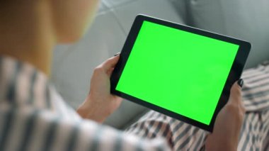 Yeşil tablet ekranı izleyen bir kız. Öğrenci kanepede dinleniyor. İnternet günlüğünün tadını çıkarıyor. Bilinmeyen bir iş kadını ev ofisinde çalışan bir model sunumunu kontrol ediyor. Sosyal medya desteği okuyan kadın.