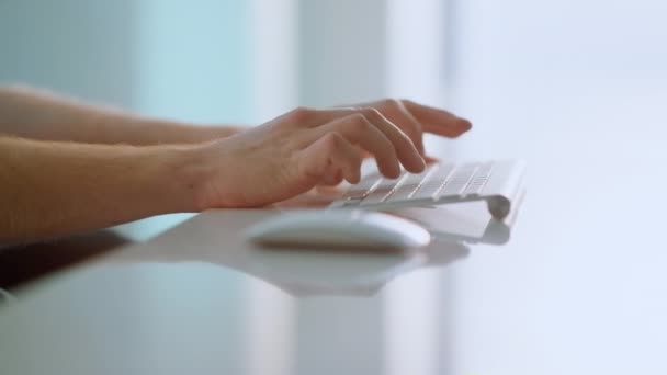 オフィスでコンピュータのキーボードを入力して管理者の手 ソーシャルメディアでメールを書いてる無名の男 ワイヤレスデバイスを使用して投稿を作成する認識されていないインターネットブロガー 職場の考え方 — ストック動画