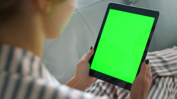 Mujer Hablando Línea Tableta Verde Pantalla Primer Plano Mano Saludando — Vídeos de Stock