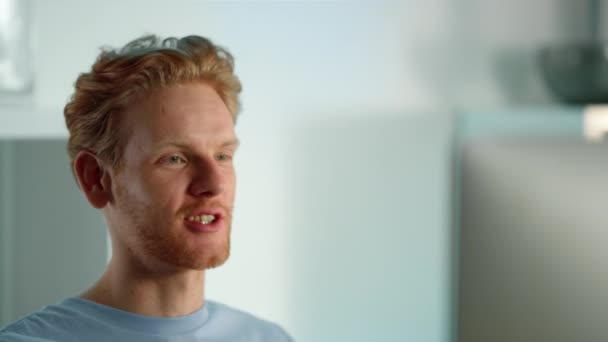 Ginger Férfi Videokonferenciáról Beszél Barátaival Akik Élvezik Otthoni Hétvégi Közelséget — Stock videók