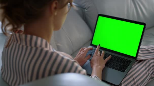 Zakenvrouw Typen Groene Laptop Computer Afstand Werkplek Weekend Closeup Onbekende — Stockvideo